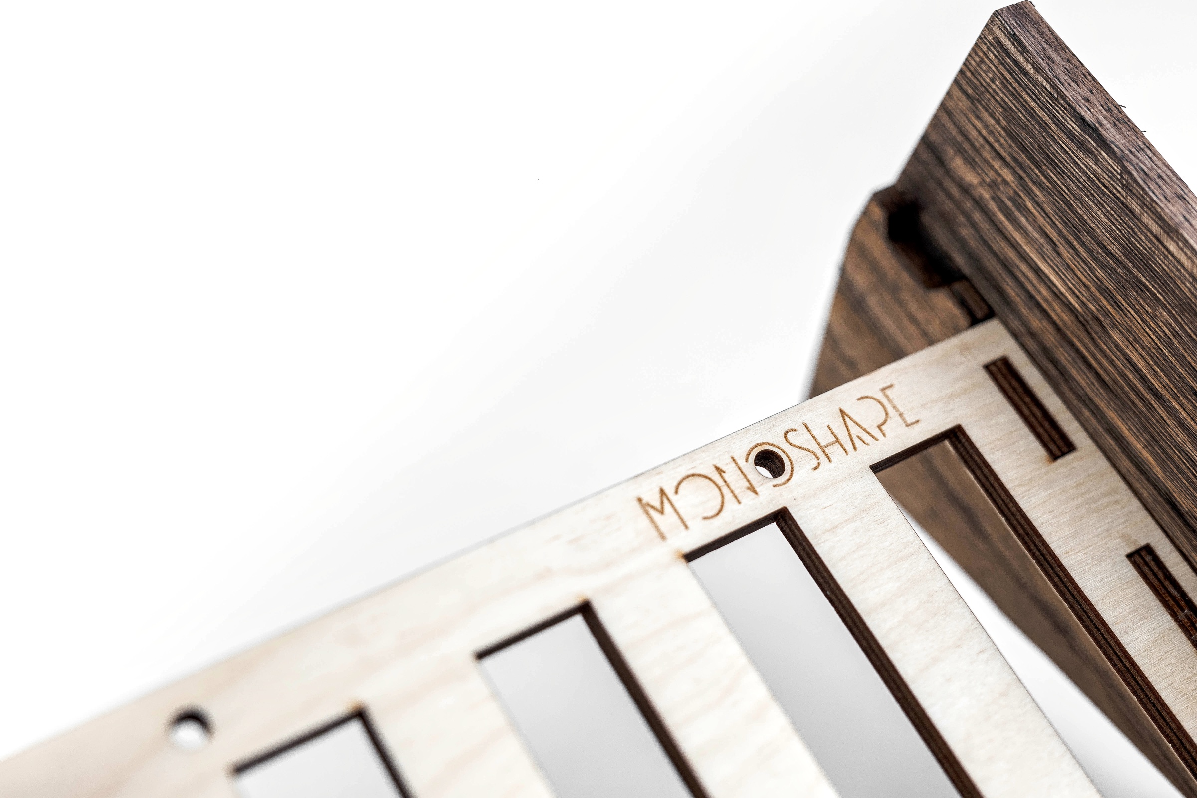 Detail of the plywood crossbar connection in a MONOSHAPE Digitakt stand