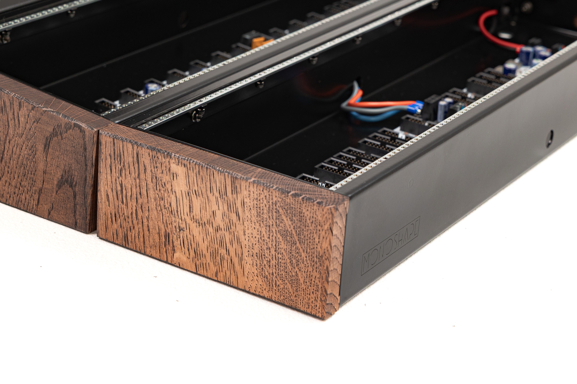Connected sections, rails and power distribution inside a MONOSHAPE Eurorack system